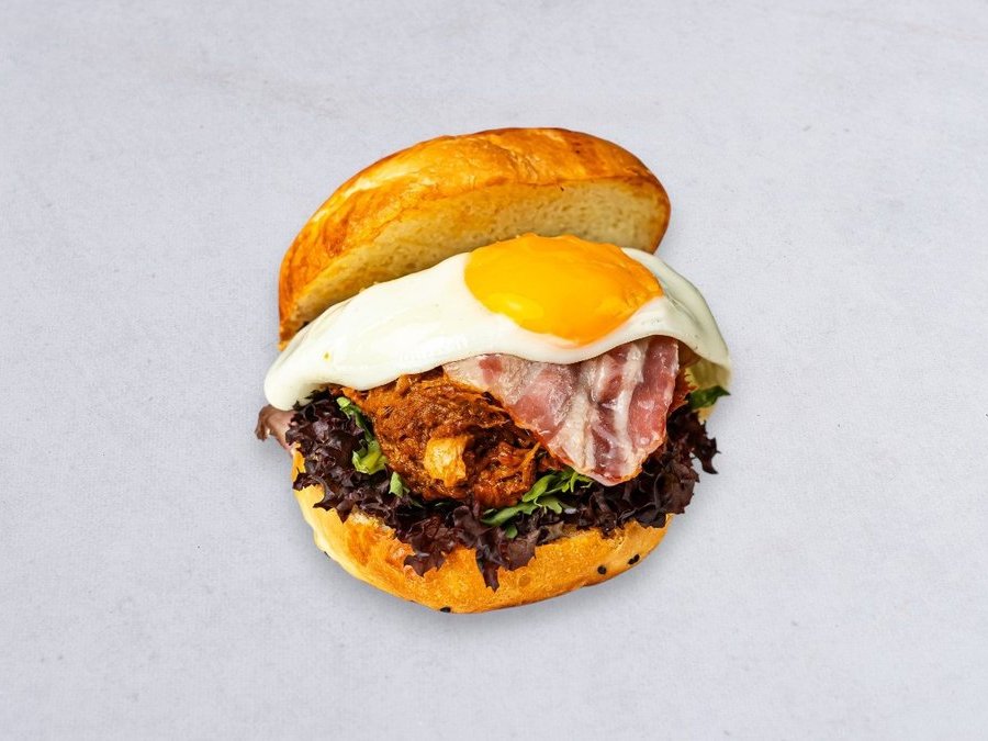 Burger z szarpaną wieprzowiną barbecue